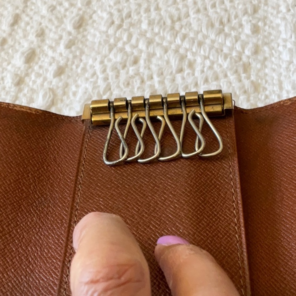 LV MONO KEY HOLDER “”Authentic “ - Picture 3 of 8